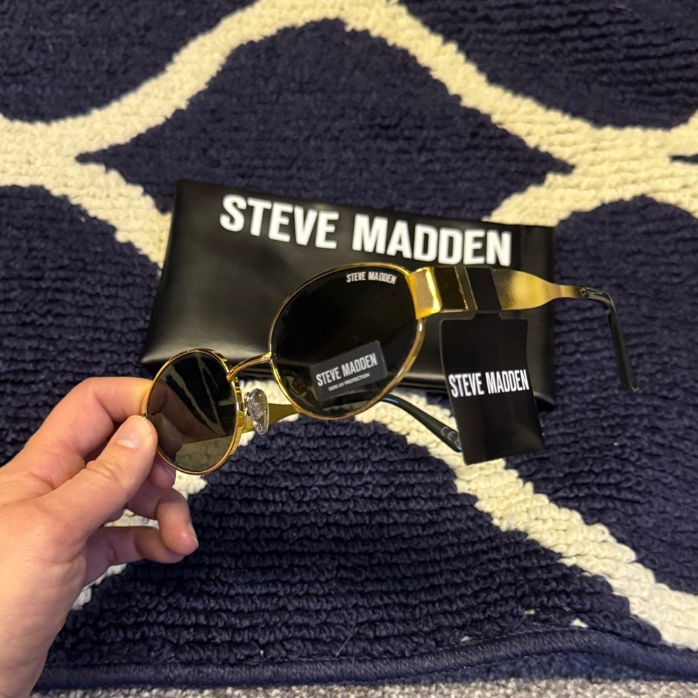Steve Madden Black and Gold Sunglasses - 90s/y2k - Picture 2 of 8